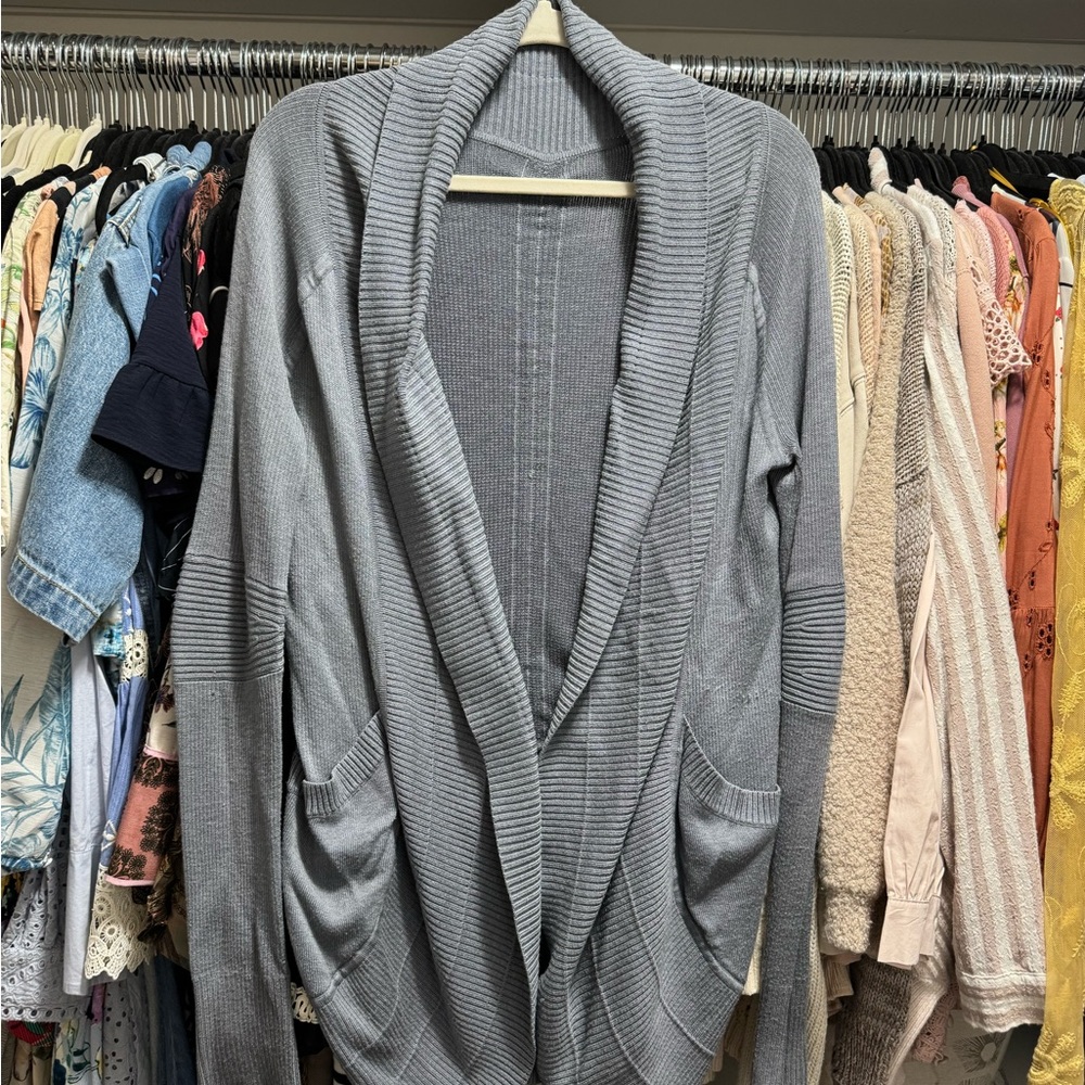 ✨ 2/$40 ✨ Lululemon Athletica Women's Cardigan